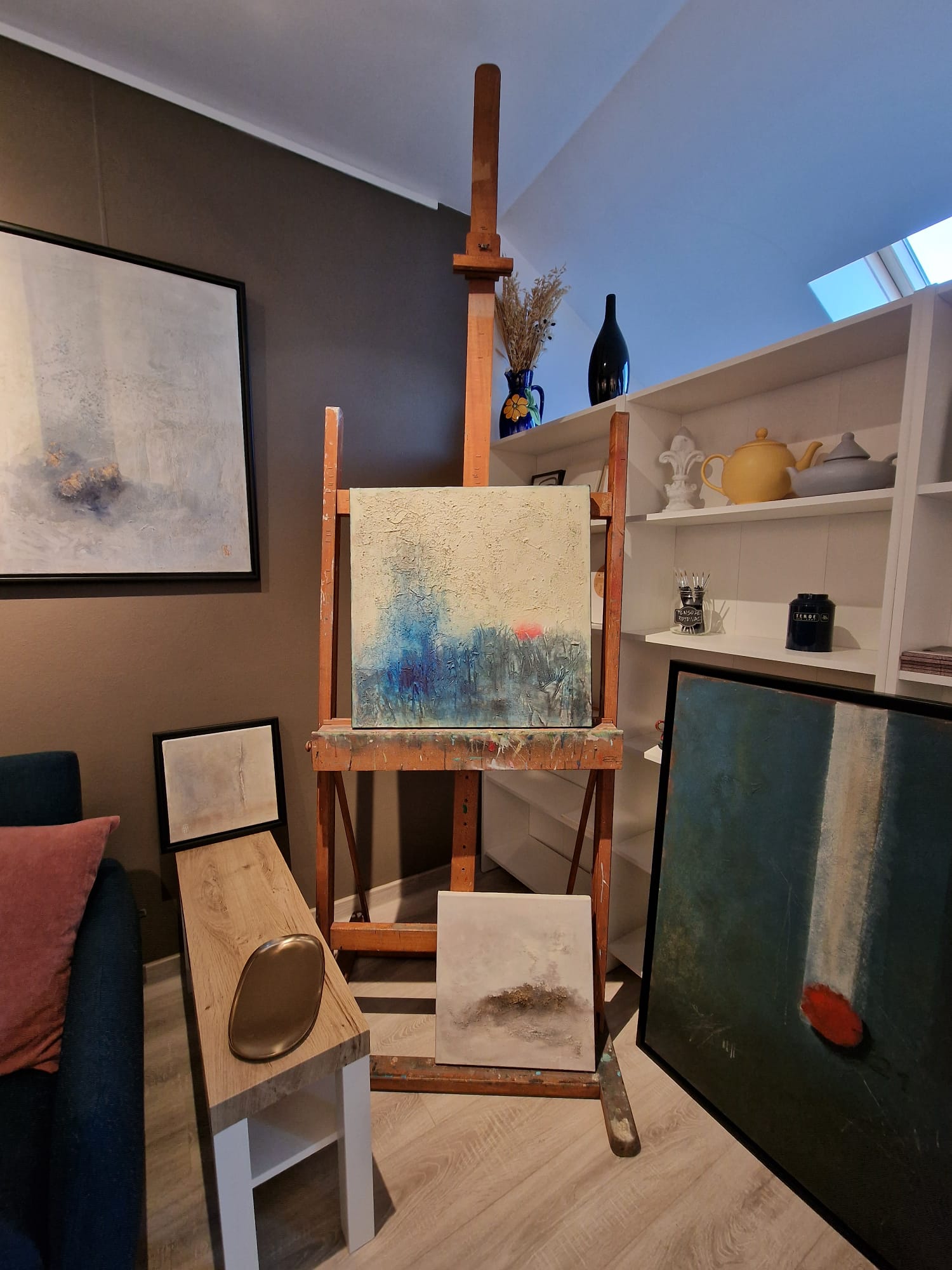 Șevaletul și lucrările din mini galerie